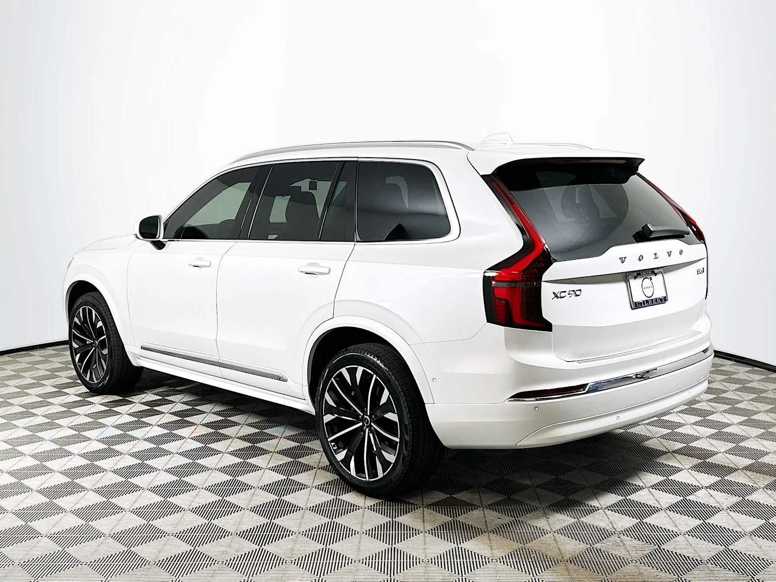 Used 2025 Crystal White Volvo Plus image 5
