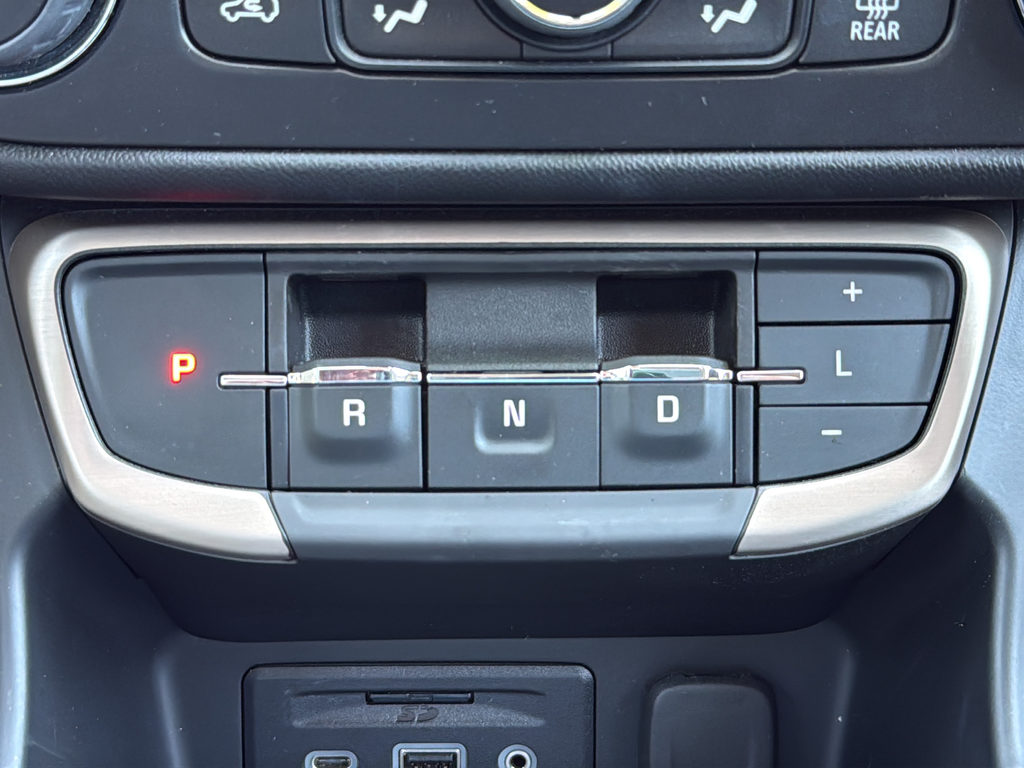 Used 2023 White GMC Denali image 25