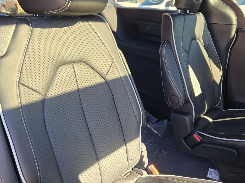 2026 Chrysler Pacifica Limited - Photo 10