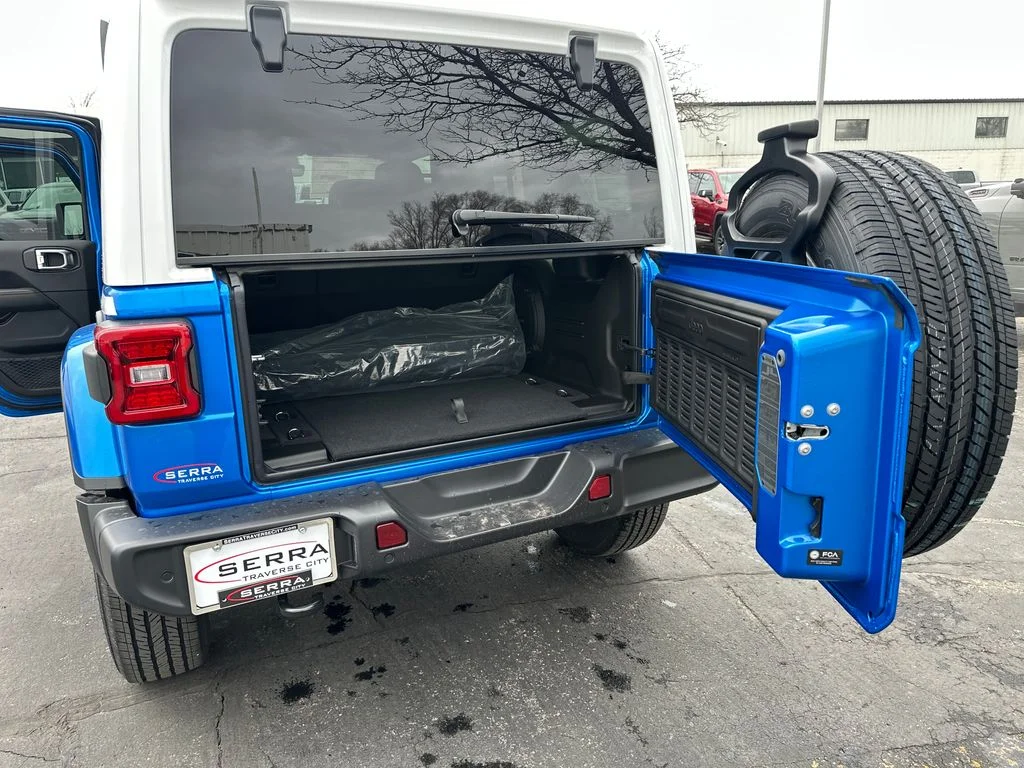 New 2026 Hydro Blue Pearl-Coat Exterior Paint Jeep Sahara image 24