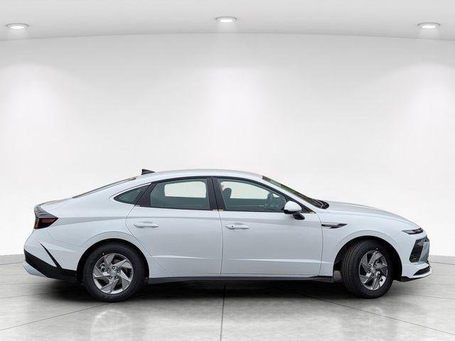 New 2026 White Hyundai SE image 8