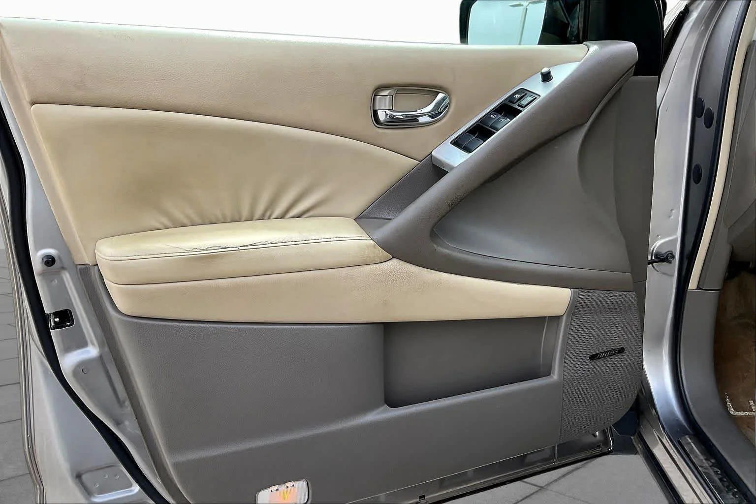 Used 2009 Platinum Graphite Nissan SL image 21
