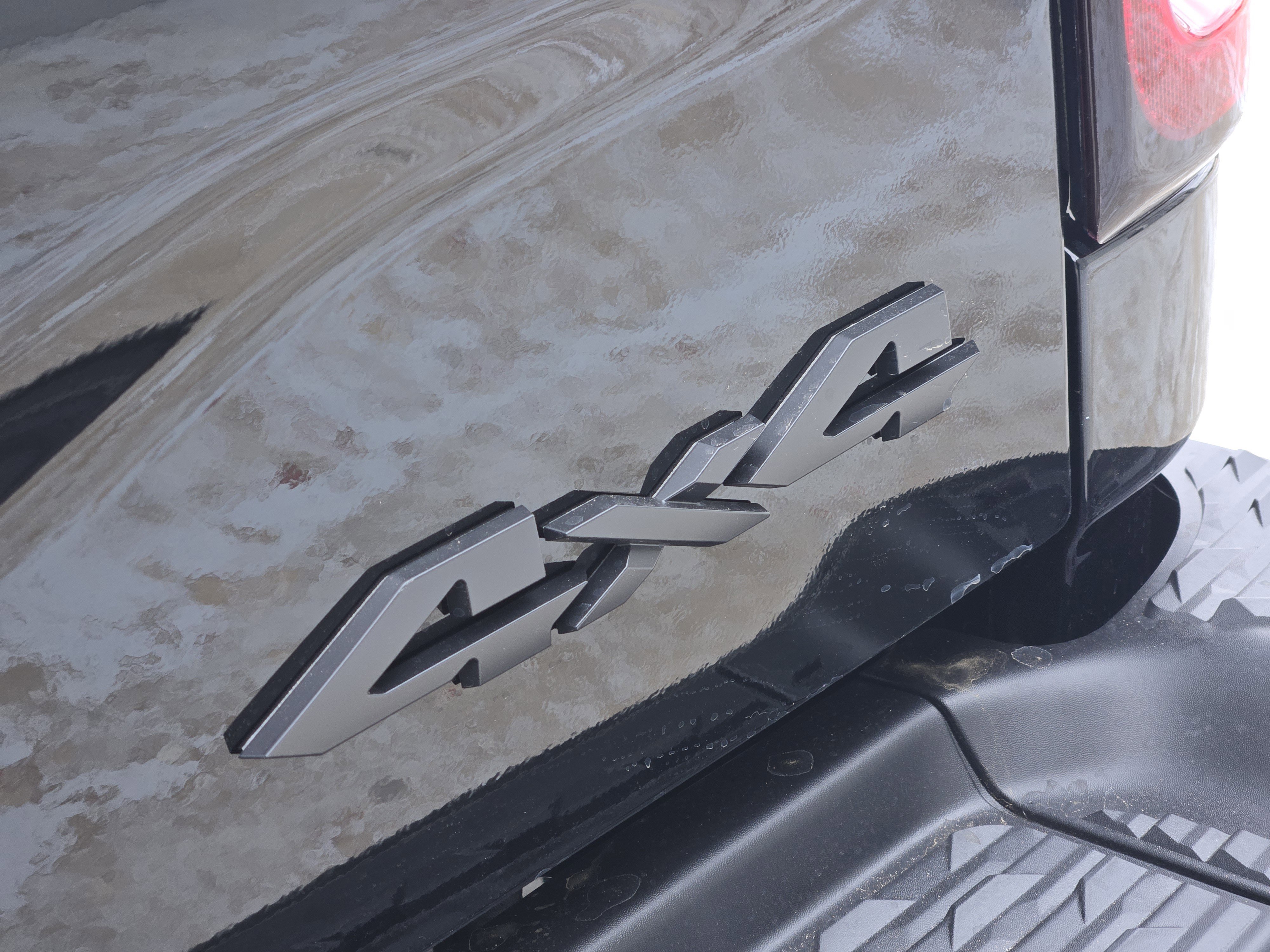 New 2026 Diamond Black Crystal Pearl-Coat Exterior Paint RAM Tradesman image 9