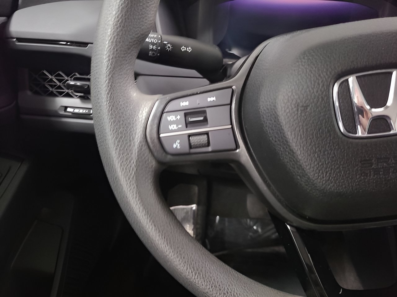 Used 2025 Meteorite Gray Metallic Honda LX image 22
