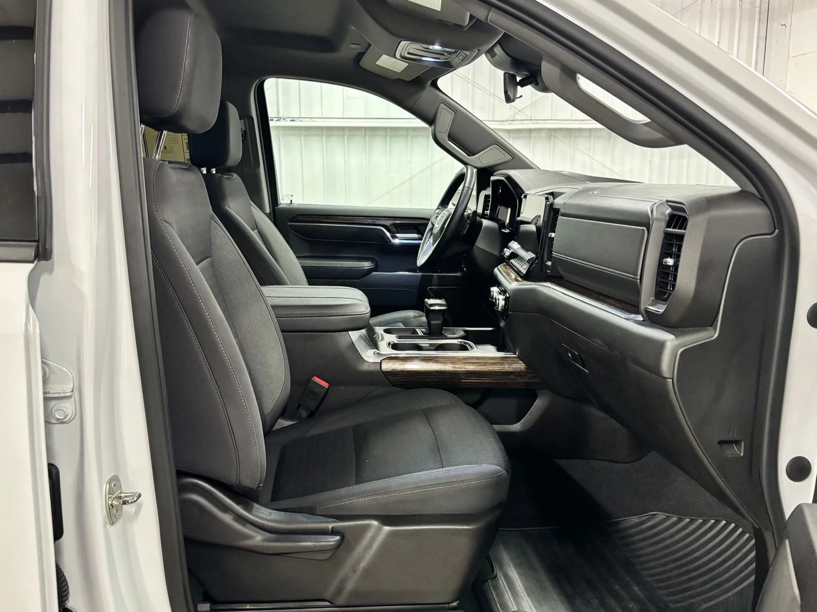 Used 2023 White GMC Elevation image 21