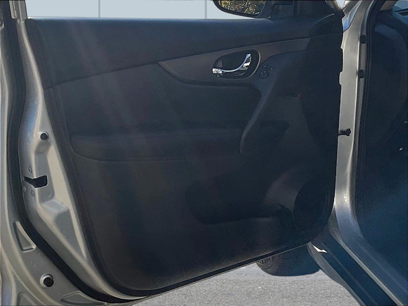 Used 2015 Silver Nissan S image 21