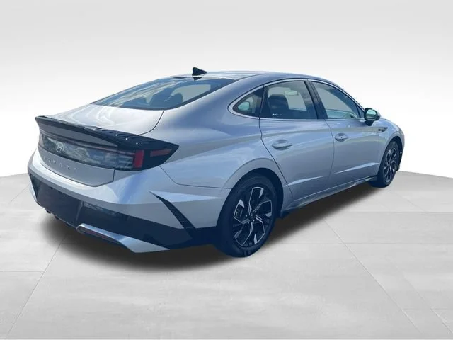 Used 2025 Silver Hyundai SEL image 6