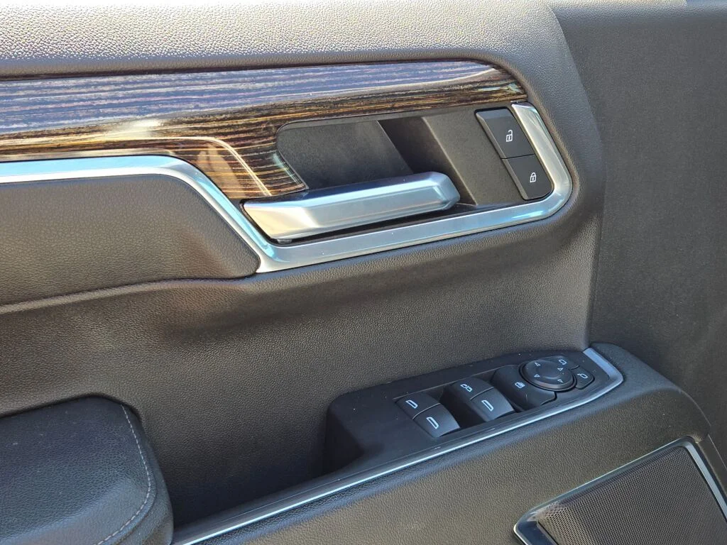 Used 2023 White GMC SLE image 22