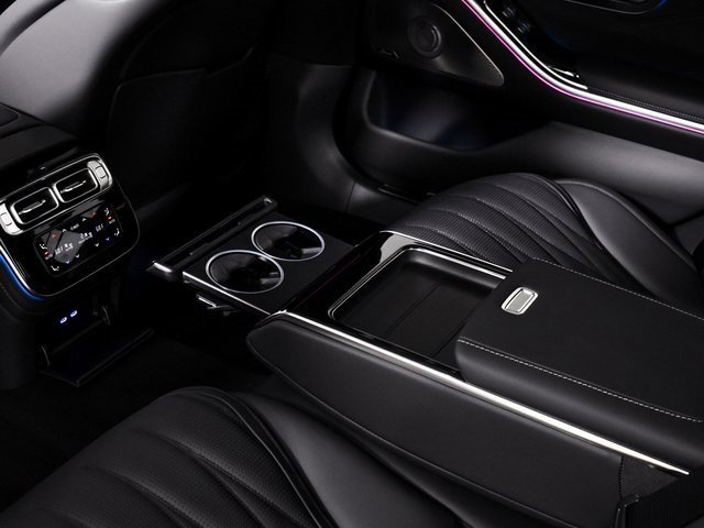 New 2026 MANUFAKTUR Silicon Grey Mercedes-Benz S 63 E AMG® image 110