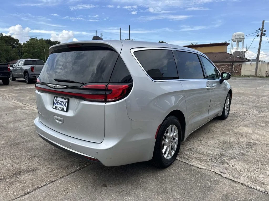Used 2023 Silver Chrysler Touring L image 11