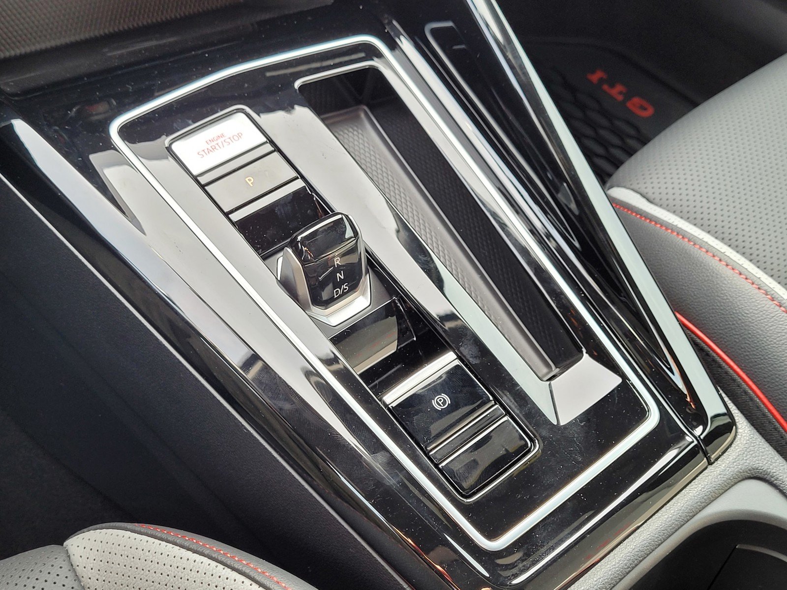 2024 Volkswagen Golf GTI SE - Photo 12