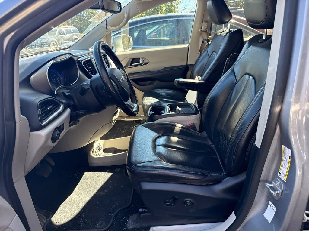 Used 2020 Silver Chrysler Touring L image 5