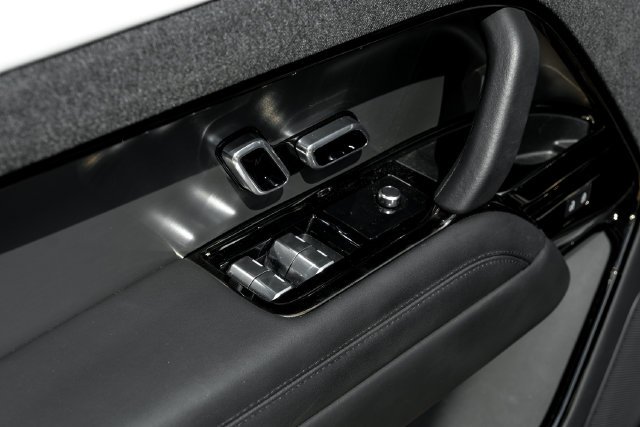 Used 2024  Land Rover Dynamic SE image 53