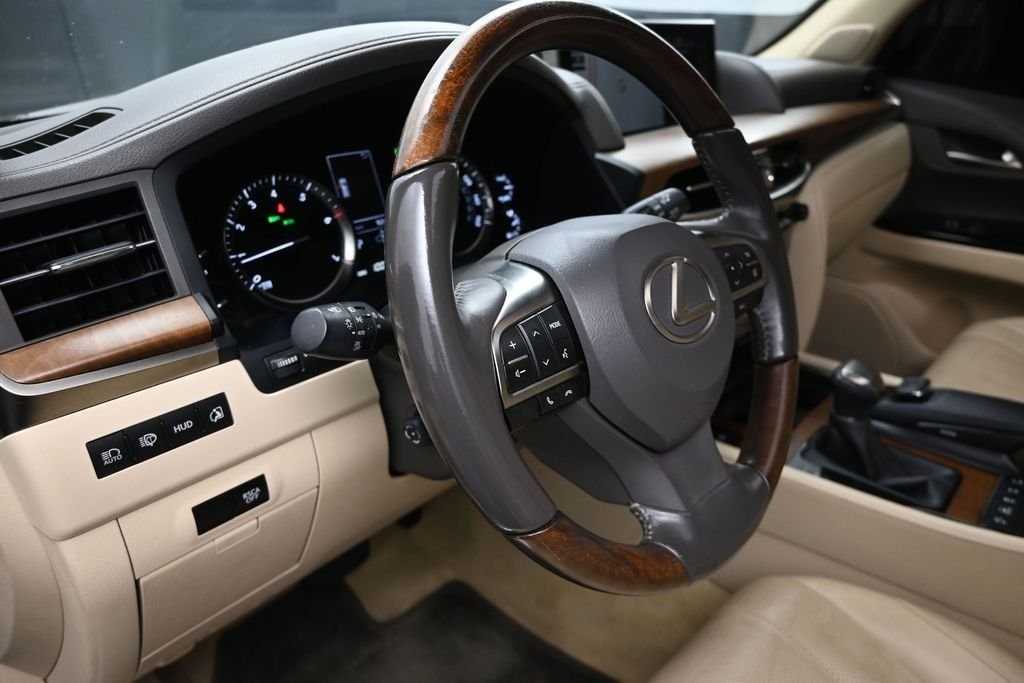 2017 Lexus LX 570 - Photo 12