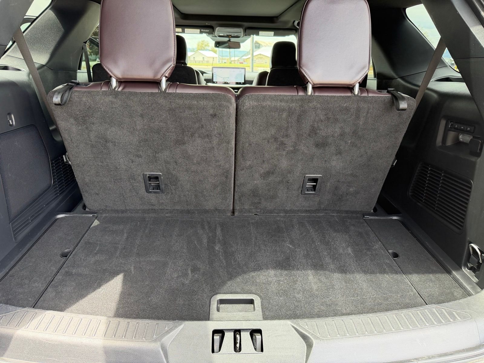 Used 2025 Gray Metallic Ford Platinum image 30