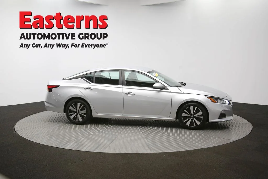 Used 2022 Silver Nissan 2.5 SV image 41
