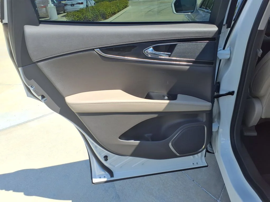 Used 2022 White Lincoln Standard image 17