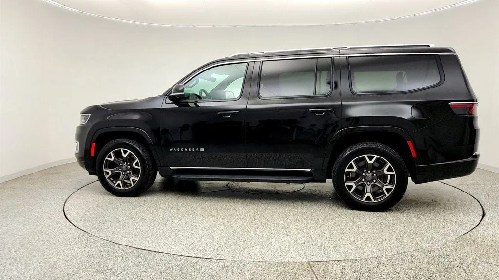 Used 2023 Diamond Black Crystal Pearlcoat Jeep Series III 4x4 w/ Convenience Group & Quadra-Lift Suspension image 8