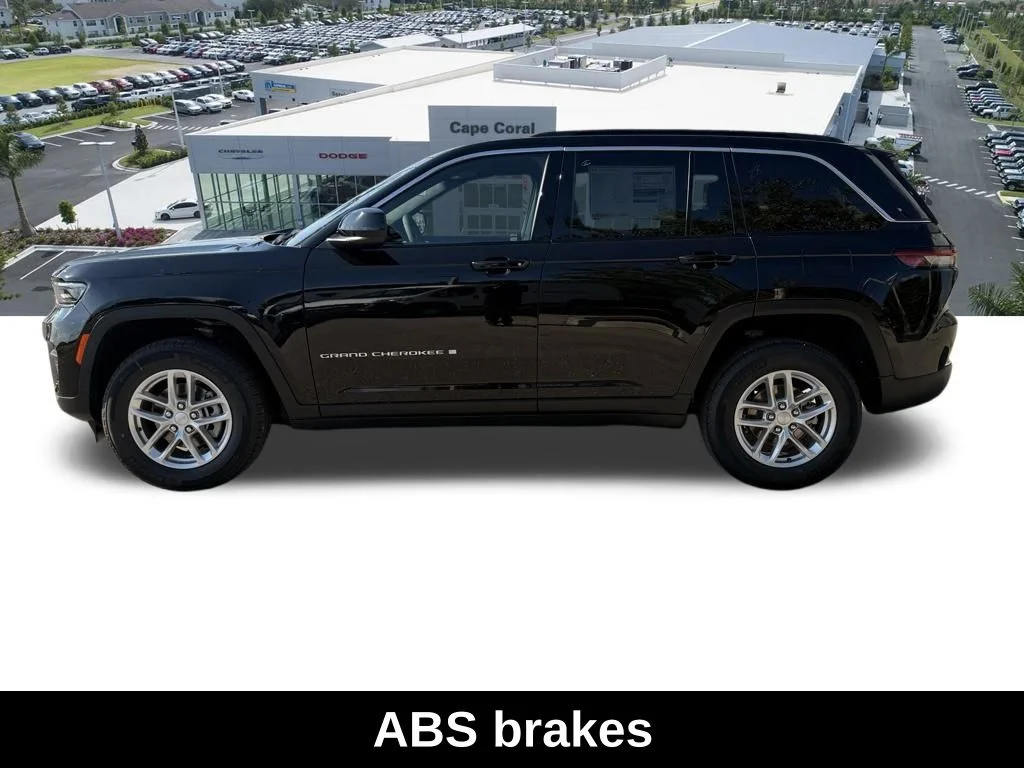 New 2026 Diamond Black Crystal Pearl-Coat Exterior Paint Jeep Laredo image 8