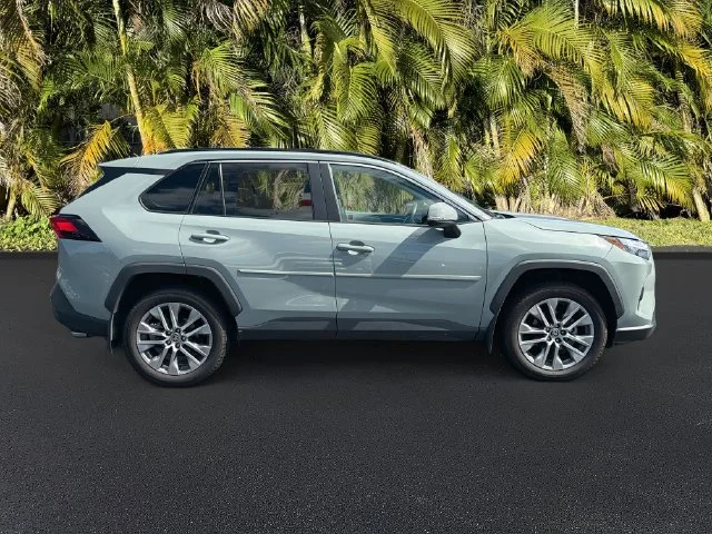 Used 2022 Gray Toyota XLE Premium image 3