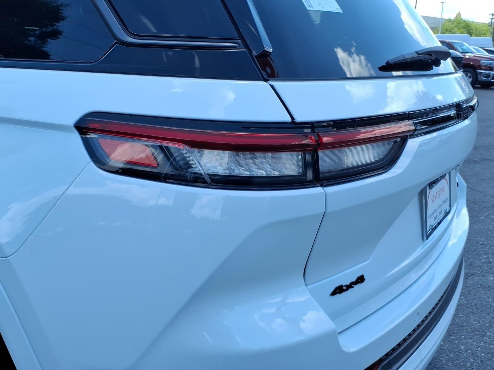 New 2026 Bright White Clear-Coat Exterior Paint Jeep Summit image 18