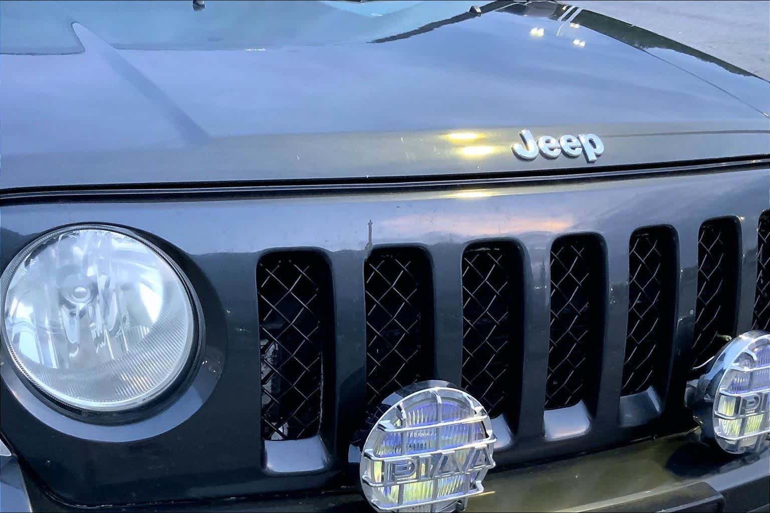 Used 2011 Dark Charcoal Pearl Jeep Latitude image 27
