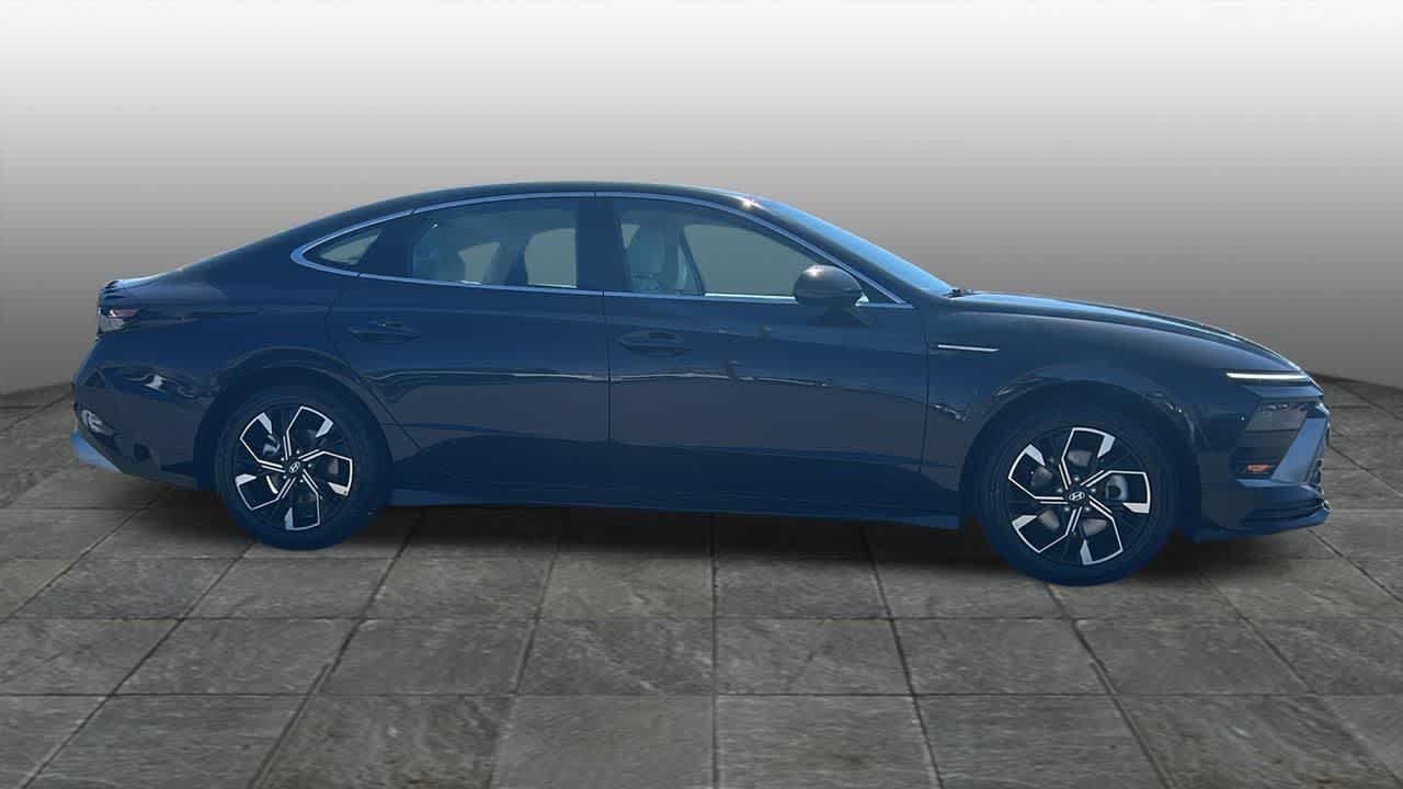 Certified Used 2025 Carbon Blue Hyundai SEL image 4