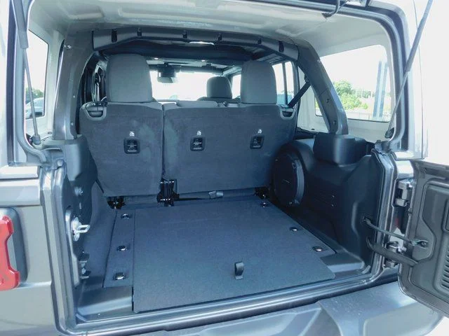 2025 Jeep Wrangler 4-Door Sahara - Photo 30