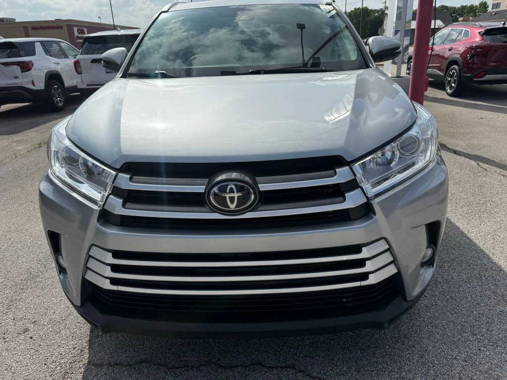 Used 2019 Silver Toyota XLE image 21
