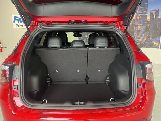 New 2026 Red Hot Pearl-Coat Exterior Paint Jeep Latitude image 25