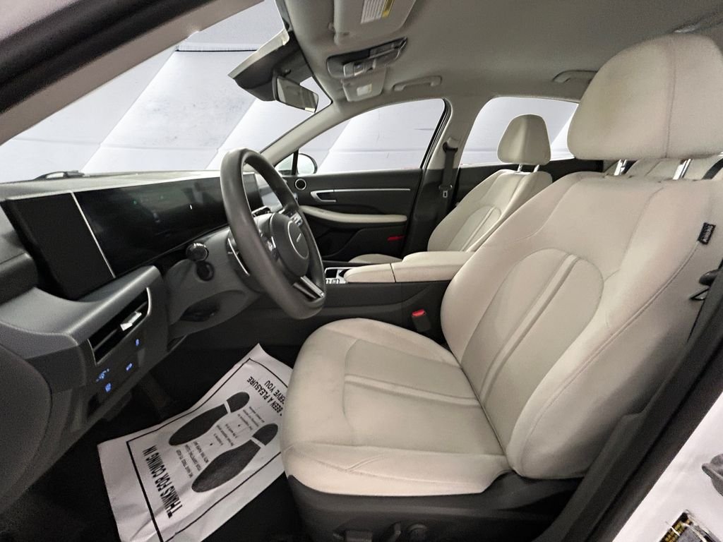 Used 2024 White Hyundai SEL image 7
