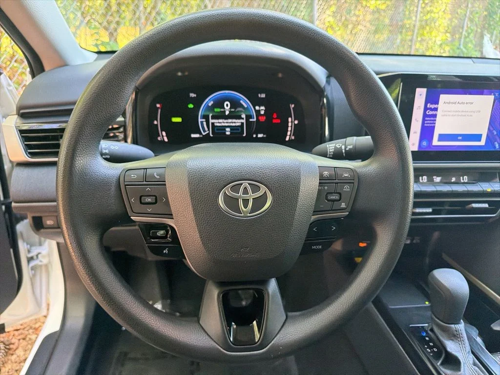 Used 2025 White Toyota LE image 18