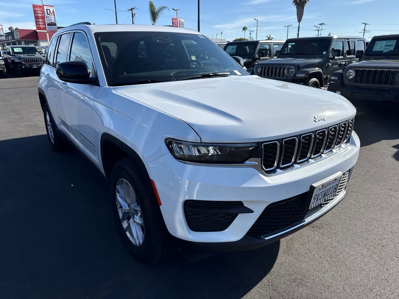Used 2025 Bright White Clearcoat Jeep Laredo X image 9