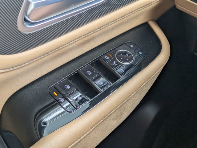 Used 2025 White INFINITI LUXE image 26