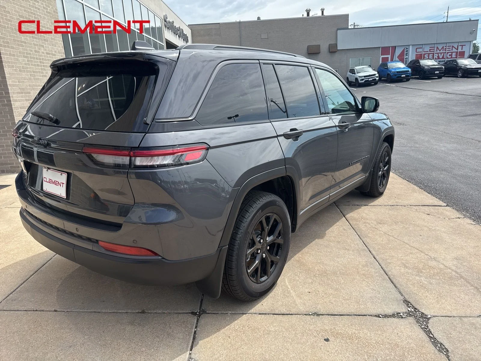 New 2026 Baltic Gray Metallic Clear-Coat Exterior Paint Jeep Altitude image 9