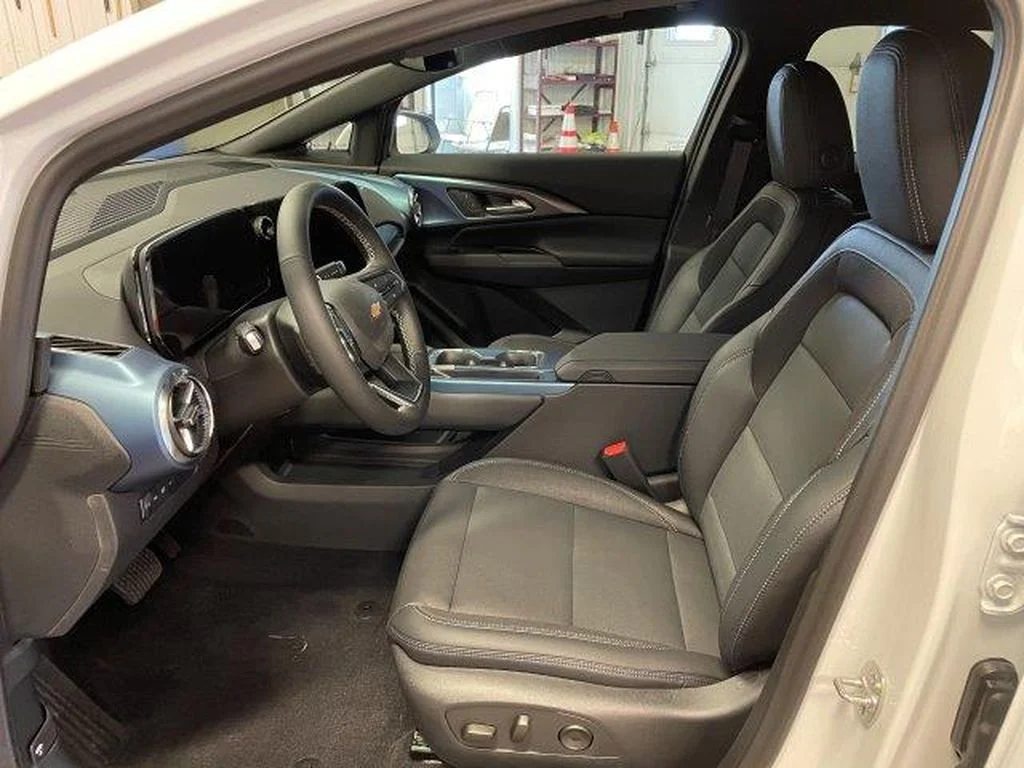 Used 2024 Summit White Chevrolet LT image 14