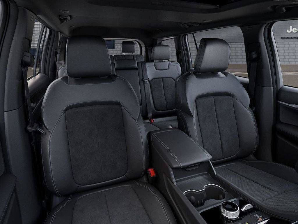 New 2026 Diamond Black Crystal Pearl-Coat Exterior Paint Jeep Altitude image 42