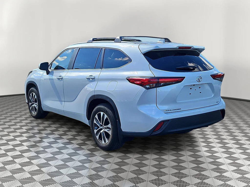 2023 Toyota Highlander XLE, photo 2 of 12