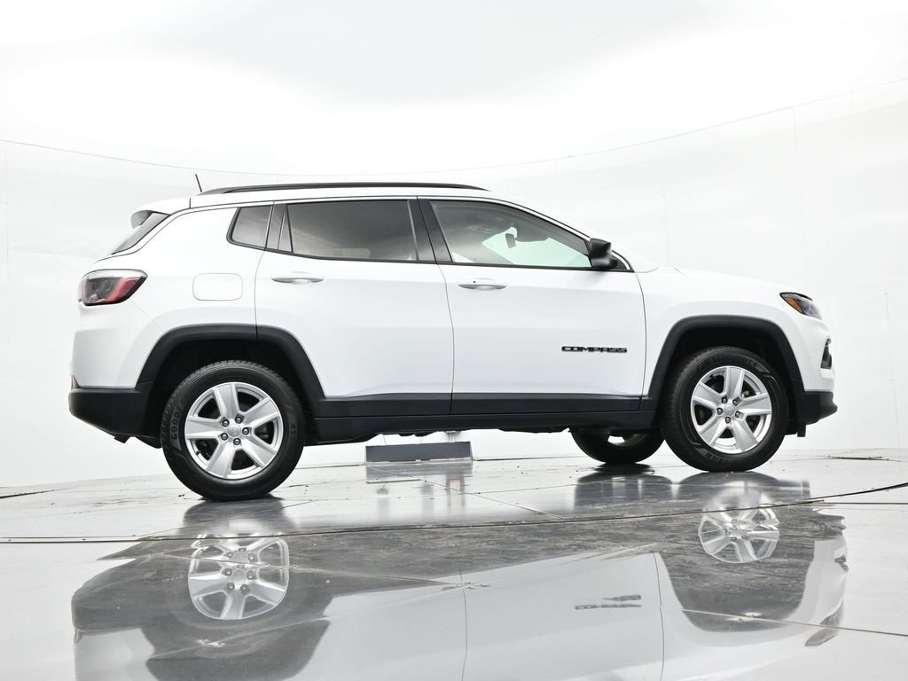 Used 2022 Bright White Clearcoat Jeep Latitude image 22