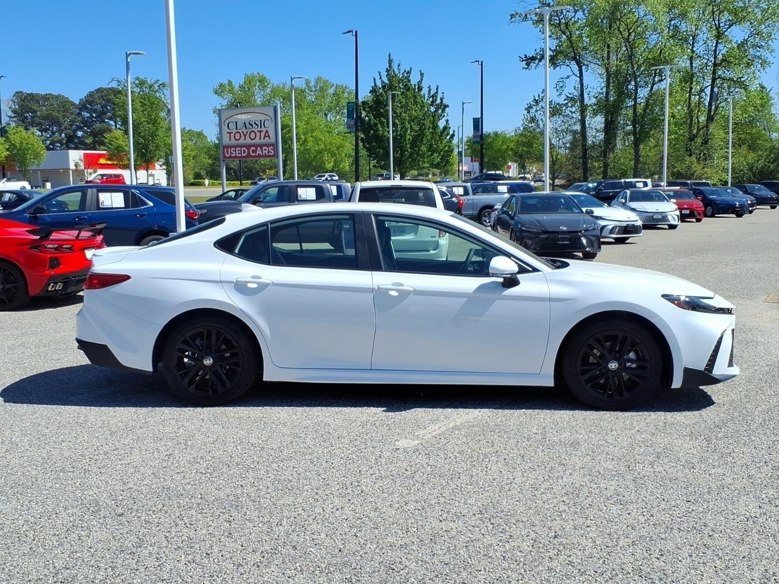 Used 2025 Ice Cap Toyota SE image 6