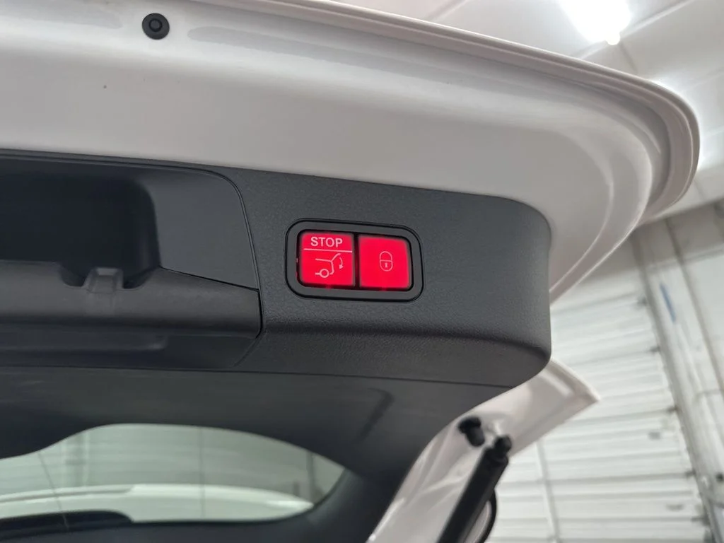 Used 2026 White Mercedes-Benz GLB 250 image 25