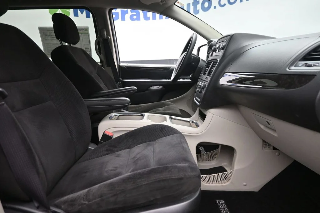 Used 2014 Silver Dodge SXT image 9