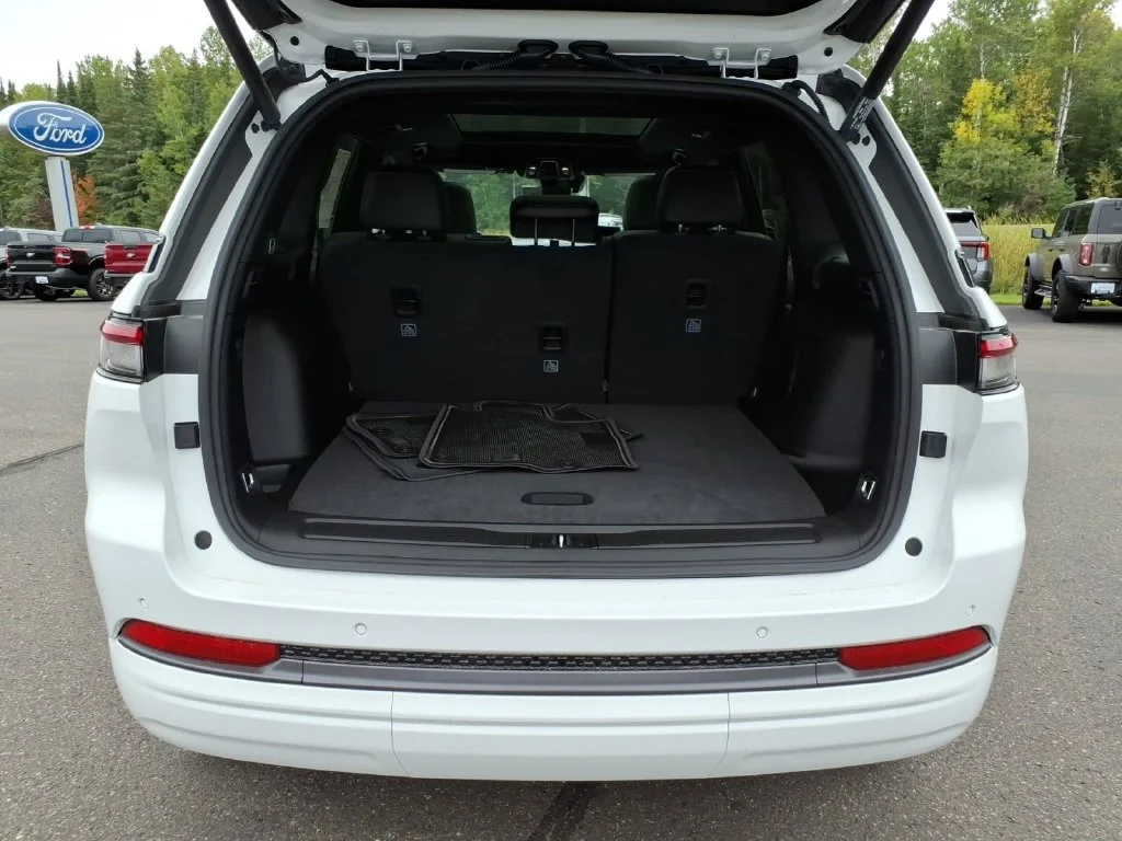 New 2026 White Jeep Limited Reserve image 12