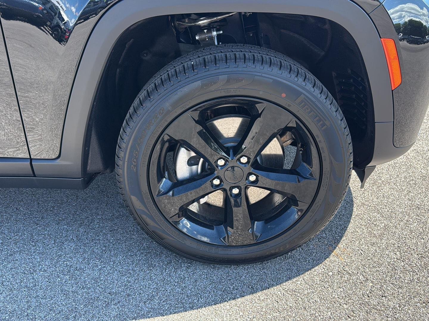 New 2026 Diamond Black Crystal Pearl-Coat Exterior Paint Jeep Limited image 15