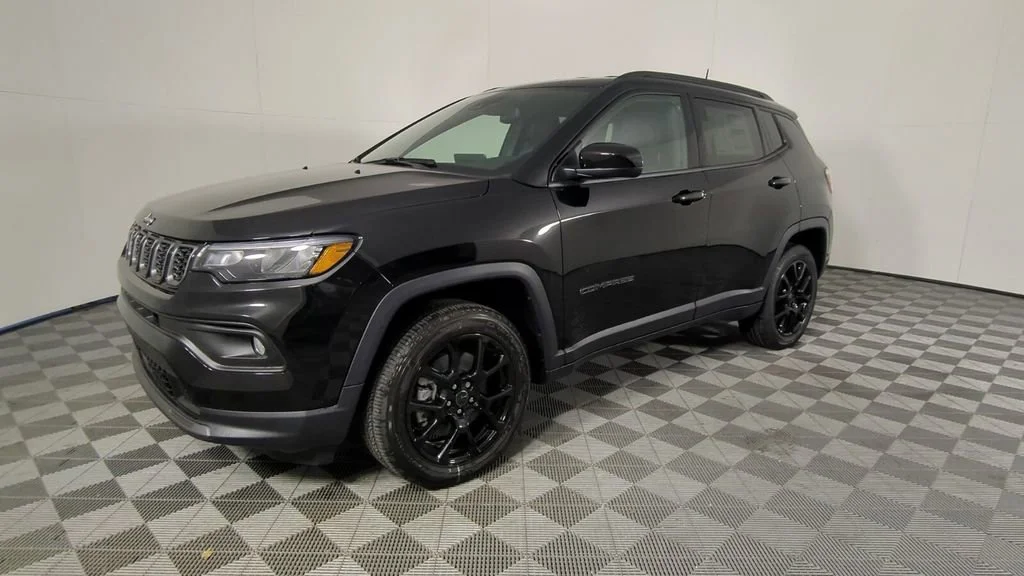 New 2026 Diamond Black Crystal Pearl-Coat Exterior Paint Jeep Latitude Altitude image 9