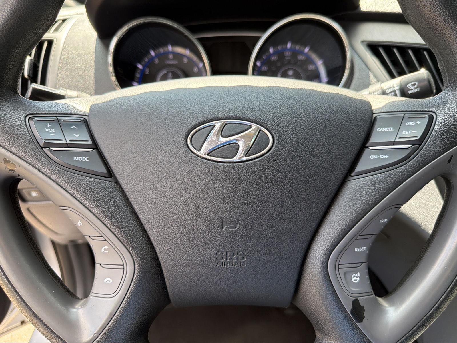 Used 2014 Radiant Silver Metallic Hyundai GLS image 18