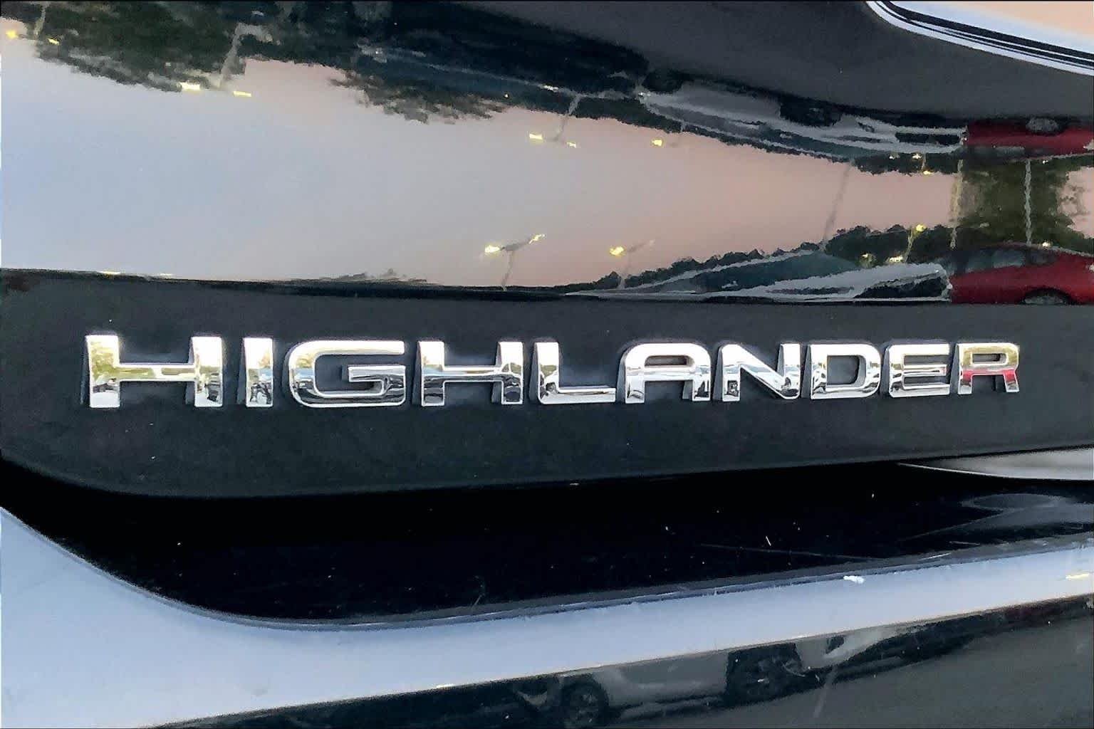 Used 2022 Midnight Black Metallic Toyota XLE image 28