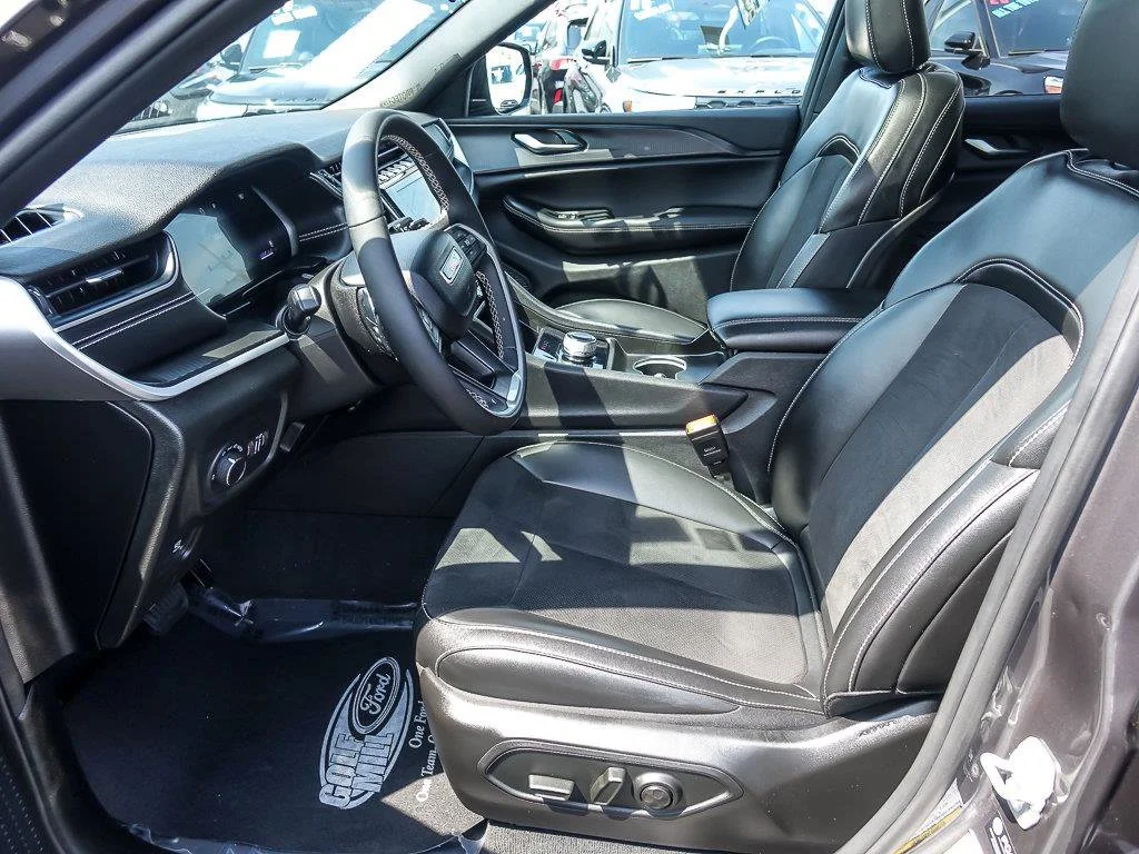 Used 2024 Baltic Gray Metallic Clearcoat Jeep Altitude X image 12