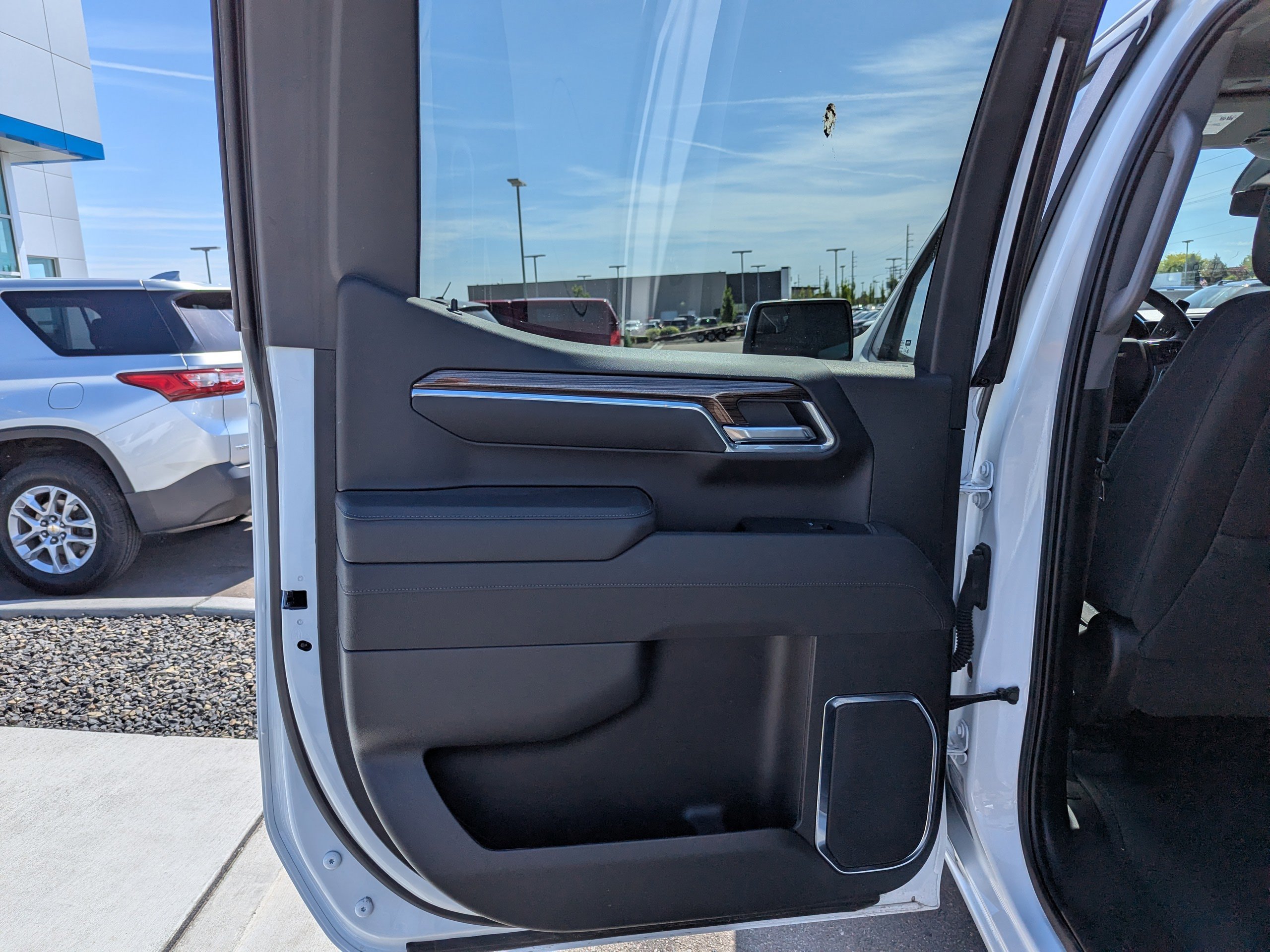 New 2025 Summit White Chevrolet LT image 28