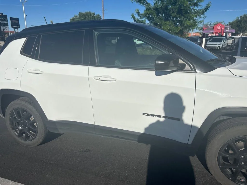 Used 2022 White Jeep Latitude image 9